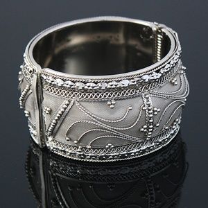 Women's handcrafted bracelet